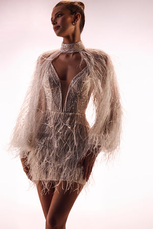 Federbolero mit Choker über dem kurzen Brautkleid Viva, Studioaufnahme halb im Profil