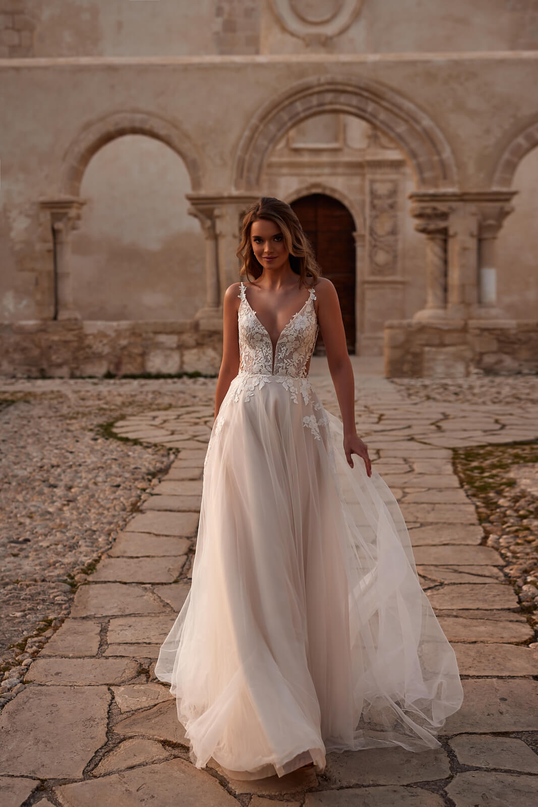 Brautkleid Avril seitlich, Cut-outs an der Taille und fließender Tüllrock in Bewegung