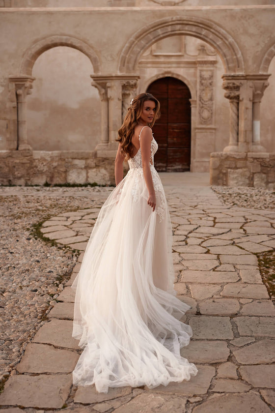 Brautkleid Avril mit schmalem V-Ausschnitt und feinen Spitzenträgern, Vorderansicht