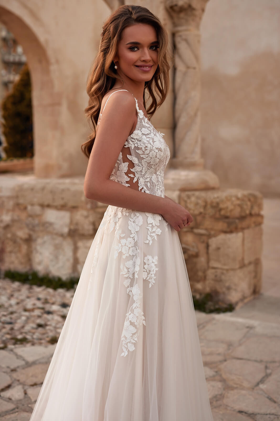 Brautkleid Avril von hinten, Rückenausschnitt und weiter Tüllrock in Blush und Beige