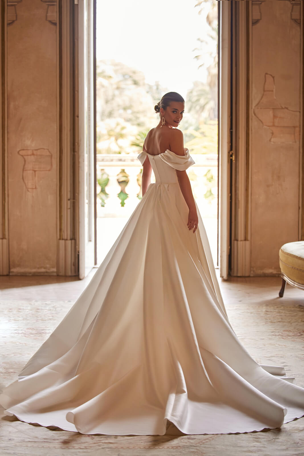 Brautkleid Bona in A-Linie, Halbfigur mit Blick auf Taille und Ausschnitt