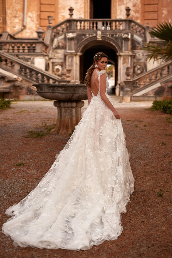 Brautkleid Calanthe von hinten: ausgebreitete Schleppe aus Spitze vor einer Freitreppe