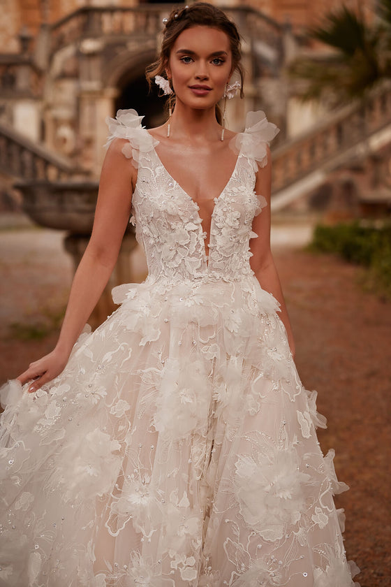 Brautkleid Calanthe in A-Linie mit tiefem V-Ausschnitt und 3D-Blüten, Aufnahme von vorn
