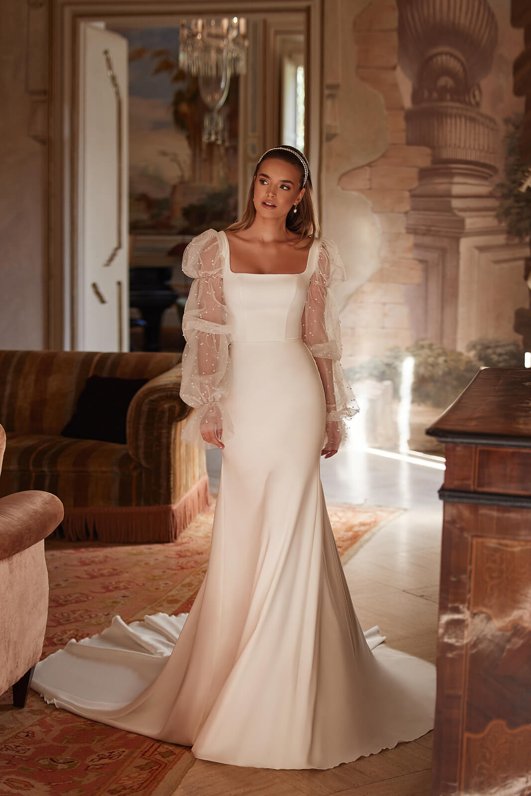Brautkleid Clara im Salon: schmale Satinlinie, eckiger Ausschnitt und Schleppe