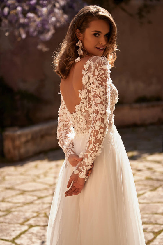 Brautkleid Ida mit schmalem V-Ausschnitt und Tüllrock mit Wasserfall-Schleppe
