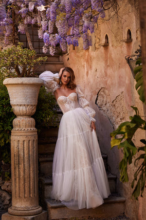 Brautkleid Loretta auf einer Steintreppe, A-Linie aus Tüll mit Spitze und Puffärmeln
