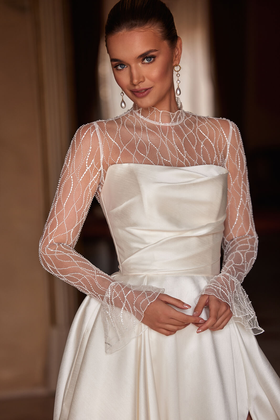 Brautkleid Madelaine mit perlenbesticktem Tüll-Top, Stehkragen und langen Ärmeln, Detailaufnahme