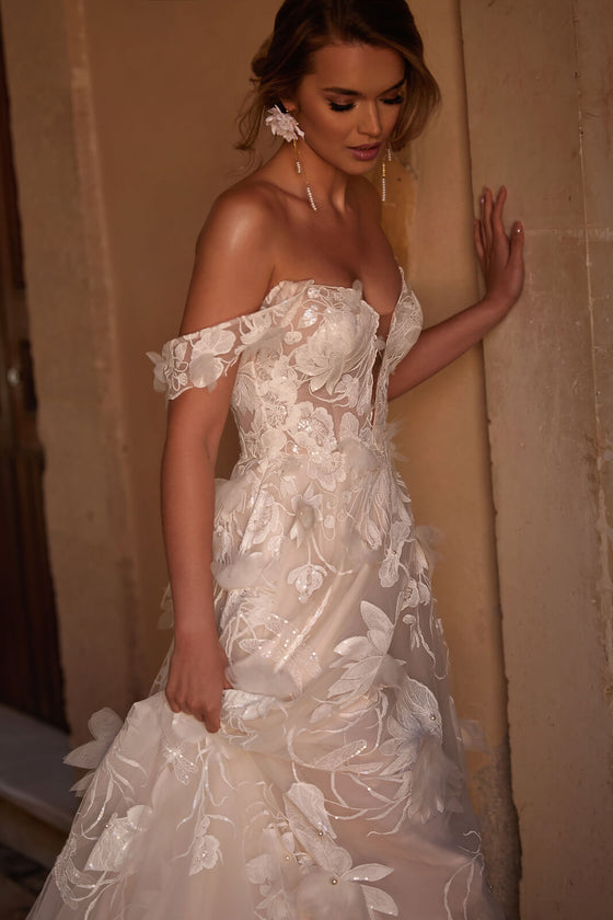 Brautkleid Nenufar mit 3D-Blüten auf Tüll, schulterfreie Ärmel, Halbfigur von der Seite