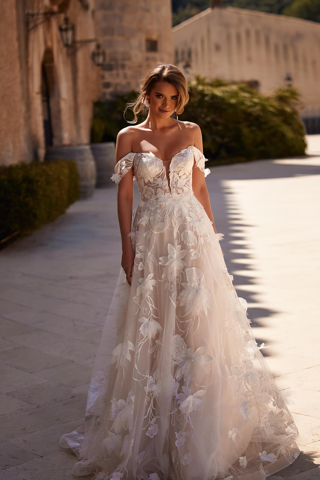 Brautkleid Nenufar in A-Linie mit 3D-Blüten und schulterfreien Ärmeln, ganze Silhouette von vorn