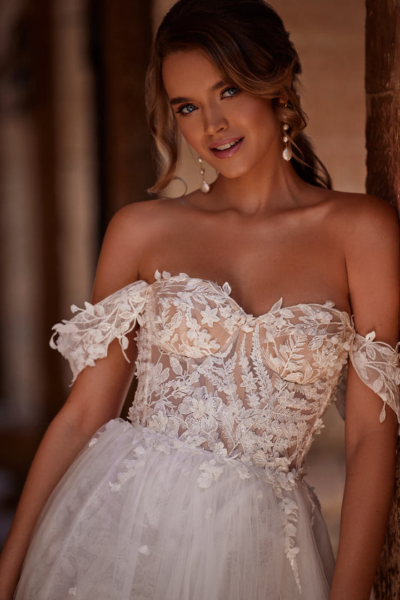 Brautkleid Noa, Detail der Corsage mit Blütenspitze und schulterfreien Trägern