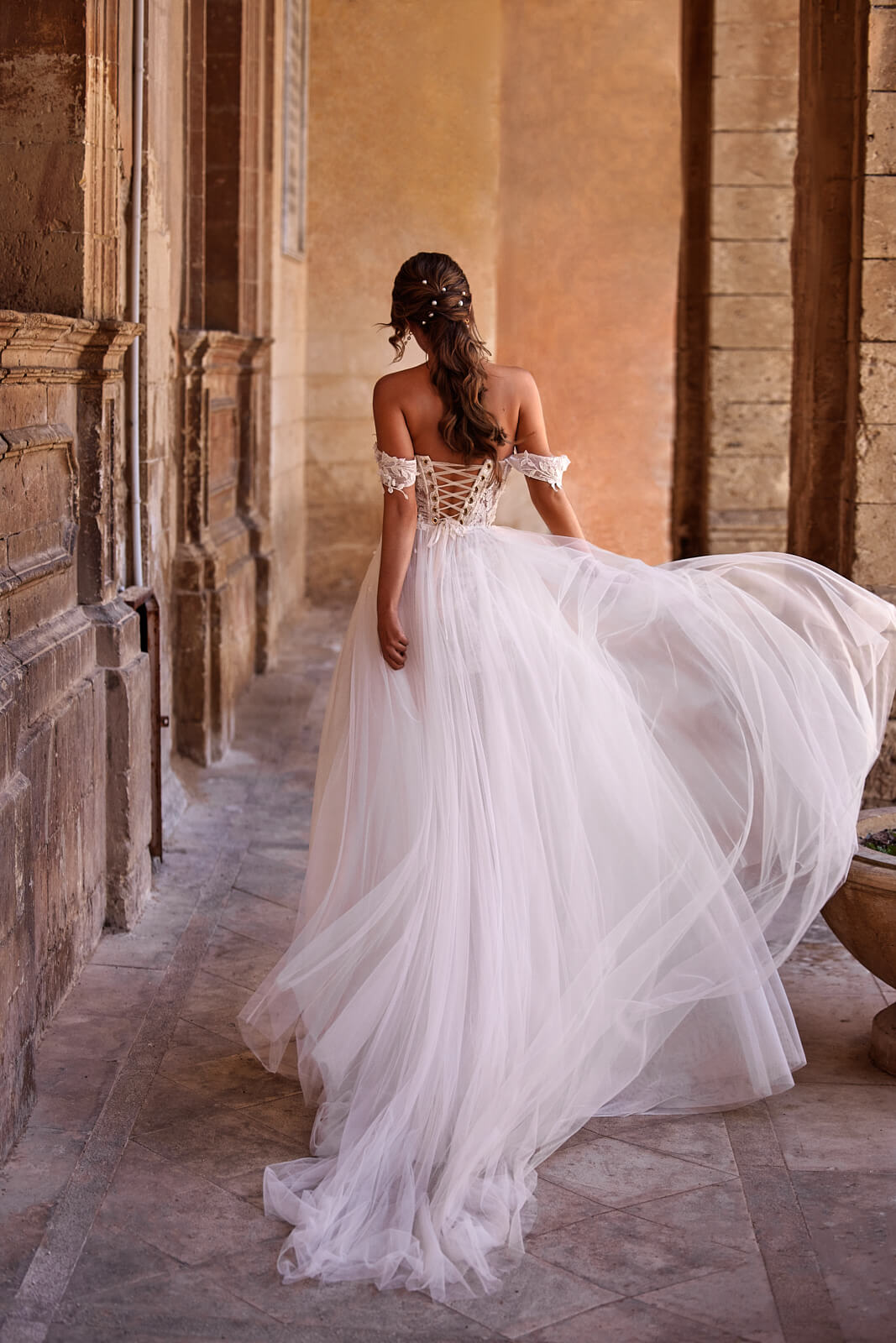 Wedding dress Noa – DAMA Couture short wedding dress.