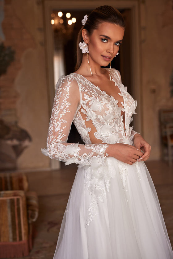 Brautkleid Octavia von vorn, Blumenspitze auf transparenten langen Ärmeln
