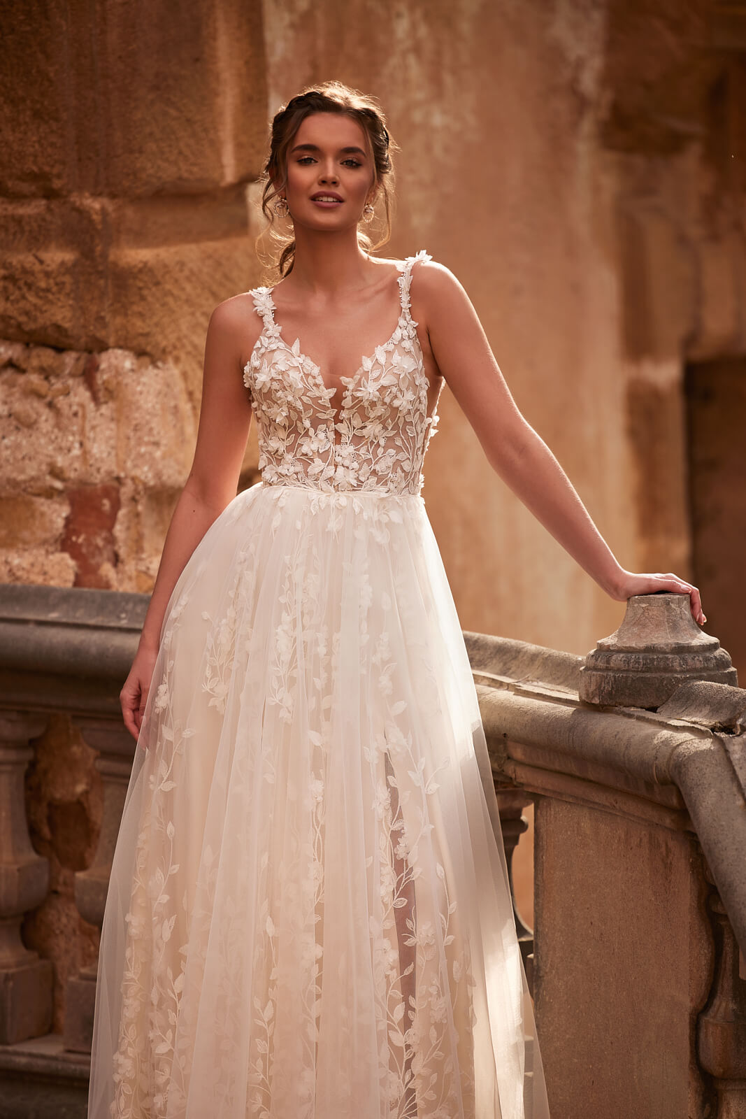 Brautkleid Sanah von vorn, transparente Corsage mit 3D-Blüten und Tüllrock mit Blattspitze