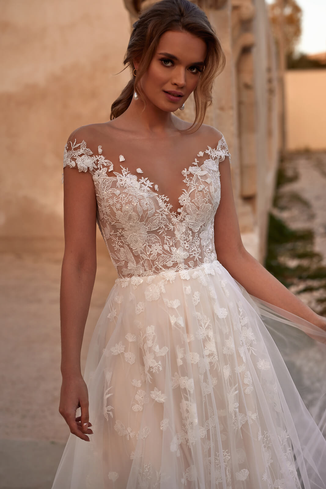 Brautkleid Valentine von vorn: Illusionsausschnitt mit Blütenspitze und Flügelärmel