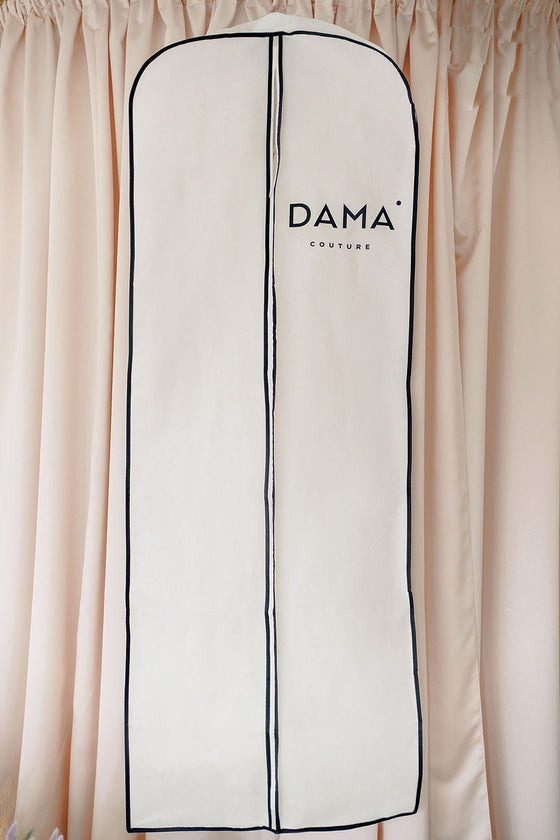 Kleiderhülle für das Brautkleid in Creme mit dunkler Paspel und Reißverschluss, ganze Ansicht