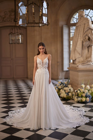 Brautkleid Agapia von vorn, A-Linie mit V-Ausschnitt, Spaghettiträgern und fließendem Tüllrock