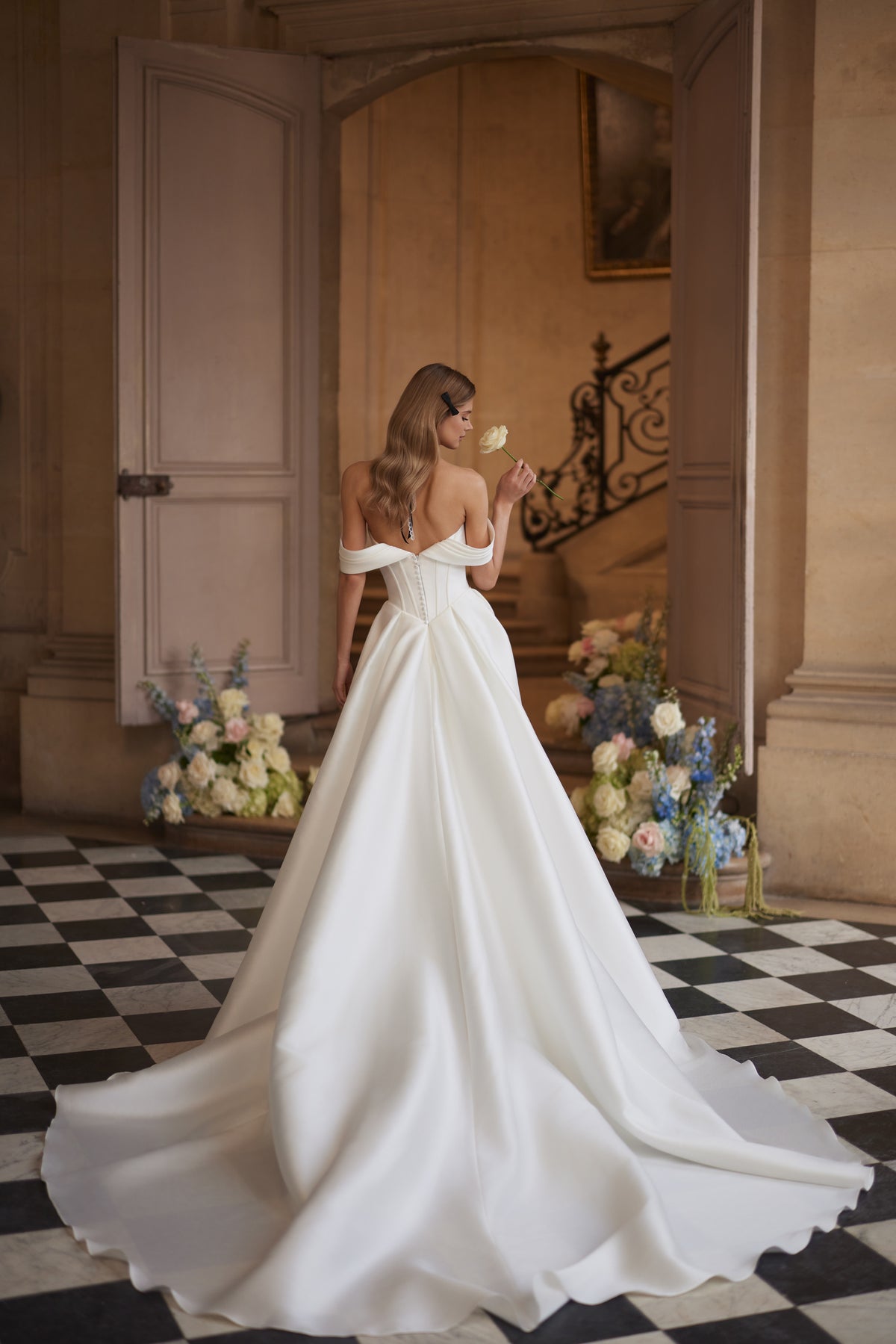 Brautkleid Alienor aus Satin, drapierte Ärmel und schlichter Rock, Detail von Oberteil und Schulter