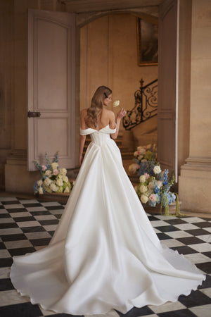 Brautkleid Alienor aus Satin, drapierte Ärmel und schlichter Rock, Detail von Oberteil und Schulter