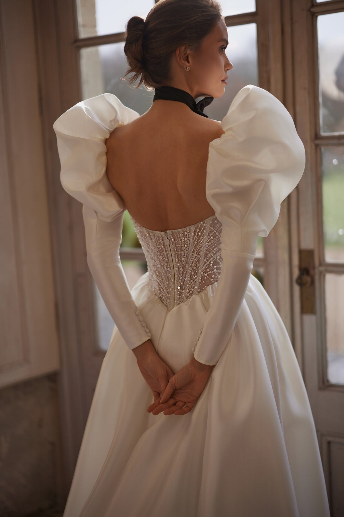 Brautkleid Aliette von hinten, tiefer Rückenausschnitt und Perlencorsage, Nahaufnahme des Oberteils