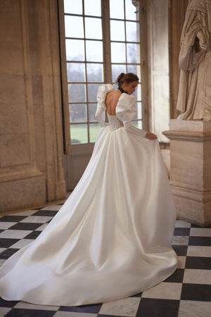 Brautkleid Aliette von hinten, weiter Satinrock mit langer Schleppe, ganze Silhouette im Saal