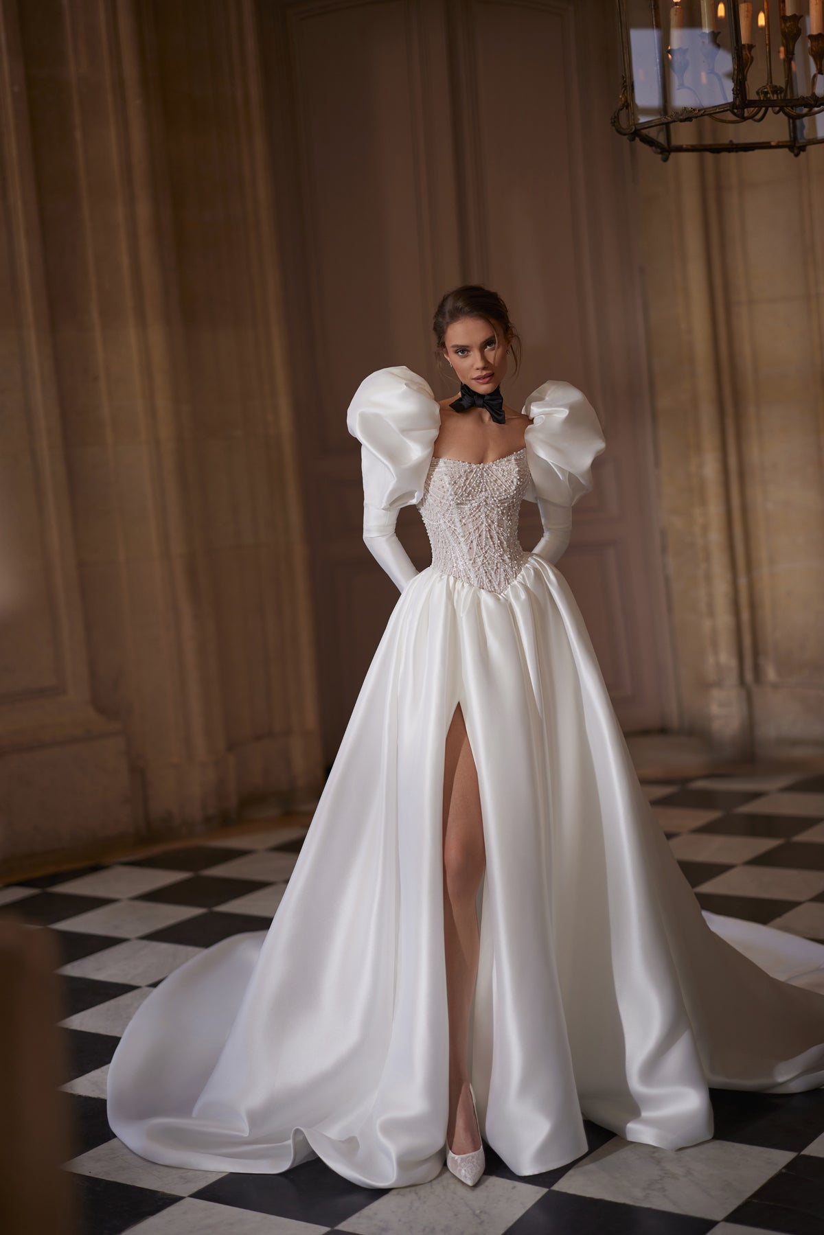 Brautkleid Aliette in A-Linie, Satinrock mit hohem Schlitz und Puffärmel, ganze Silhouette von vorn