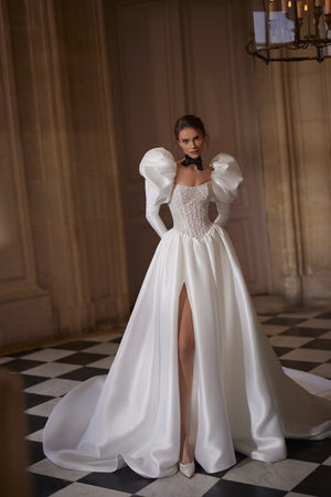 Brautkleid Aliette in A-Linie, Satinrock mit hohem Schlitz und Puffärmel, ganze Silhouette von vorn