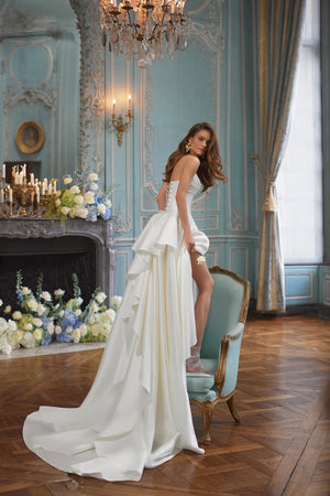 Brautkleid Alizee von hinten, drapierter Satinrock mit Schleppe und seitlichem Schlitz