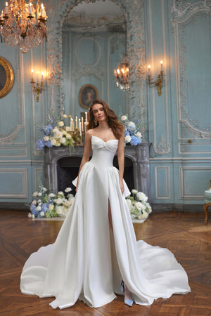 Brautkleid Alizee in A-Linie, ganze Silhouette von vorn mit Schleppe im Salon