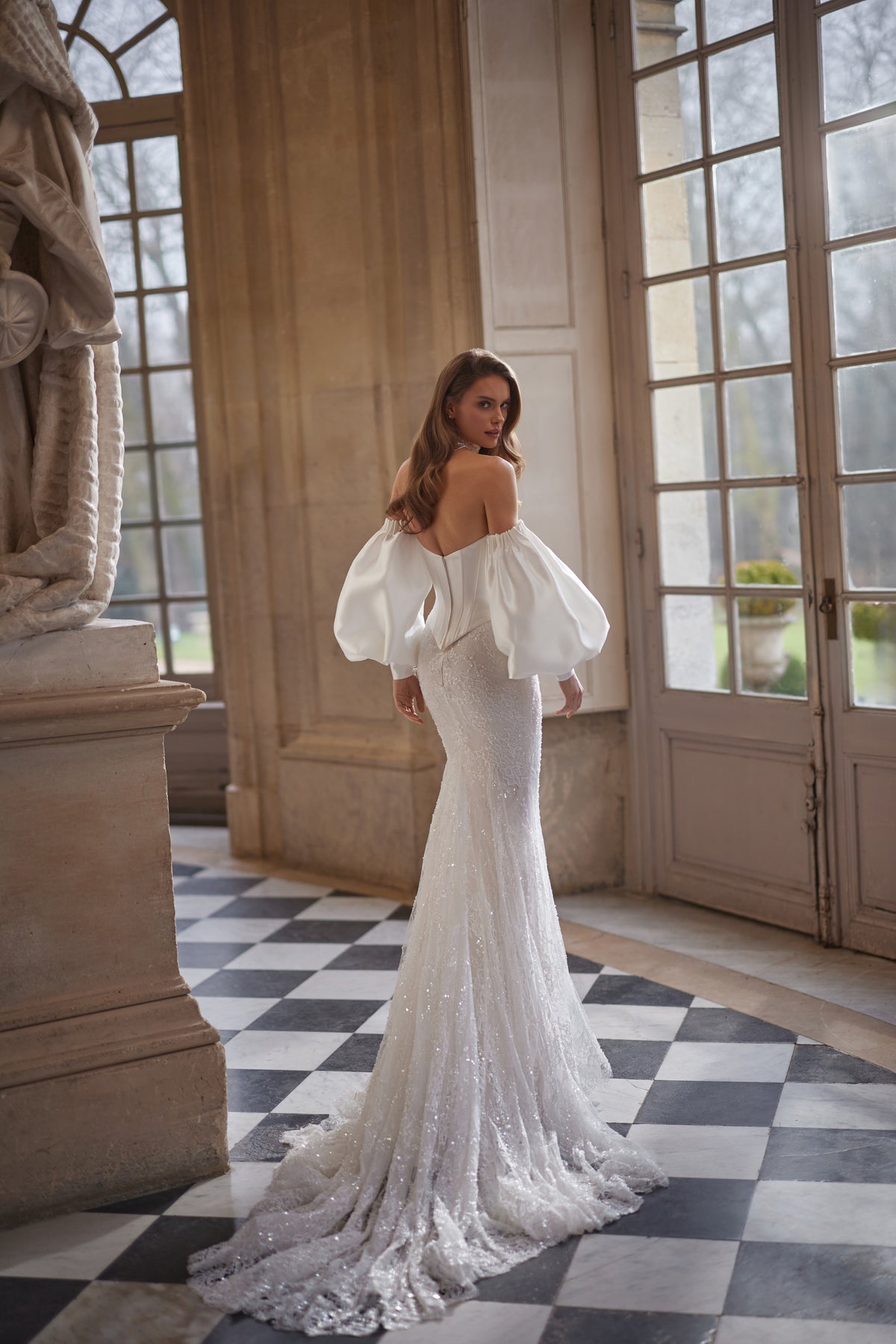 Brautkleid Anais von hinten, Meerjungfrau-Silhouette mit glitzernder Spitze und langer Schleppe