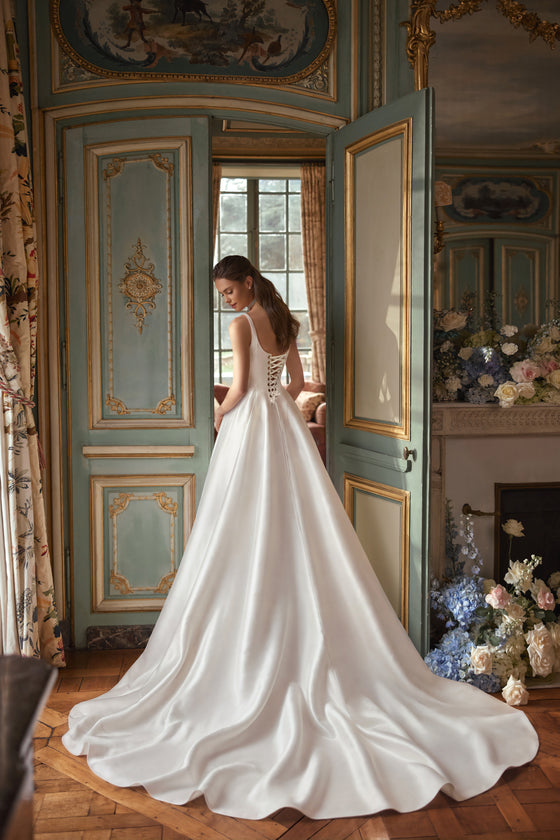 Brautkleid Aretuza von hinten, Satinrock mit langer Schleppe im historischen Saal