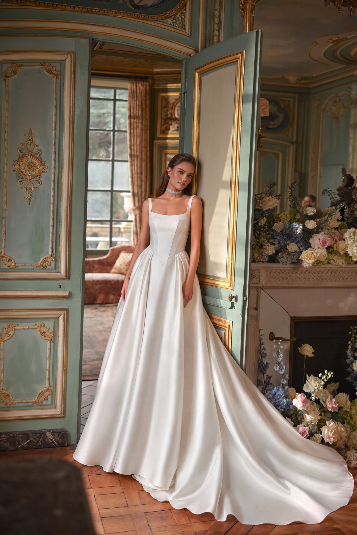 Brautkleid Aretuza in der Tür, A-Linie aus Satin mit breiten Trägern und Schleppe