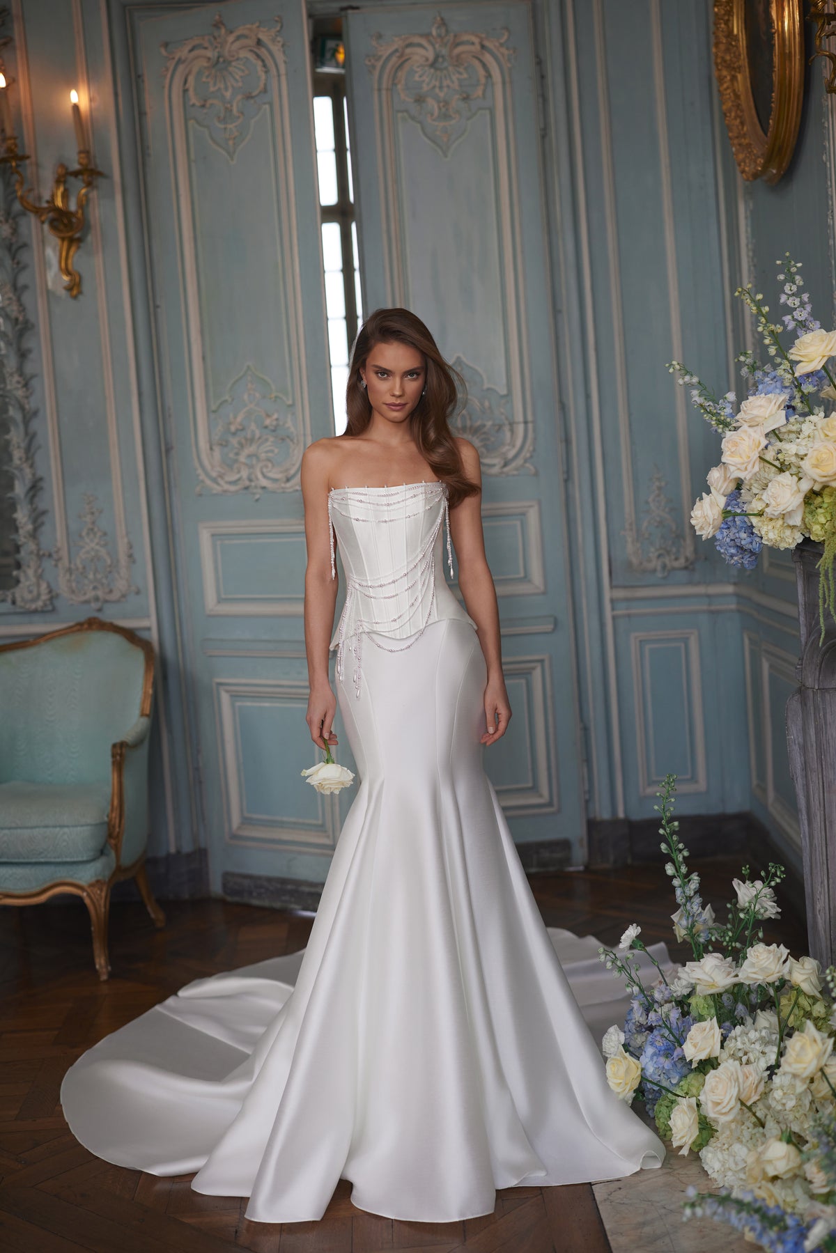 Brautkleid Armance in A-Linie aus Satin, Corsage mit Perlenketten drapiert, ganze Silhouette von vorn