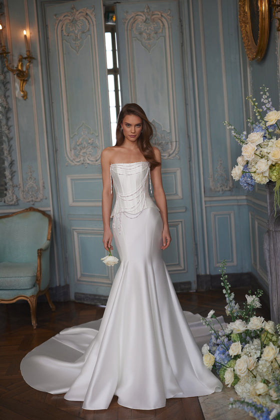 Brautkleid Armance in A-Linie aus Satin, Corsage mit Perlenketten drapiert, ganze Silhouette von vorn