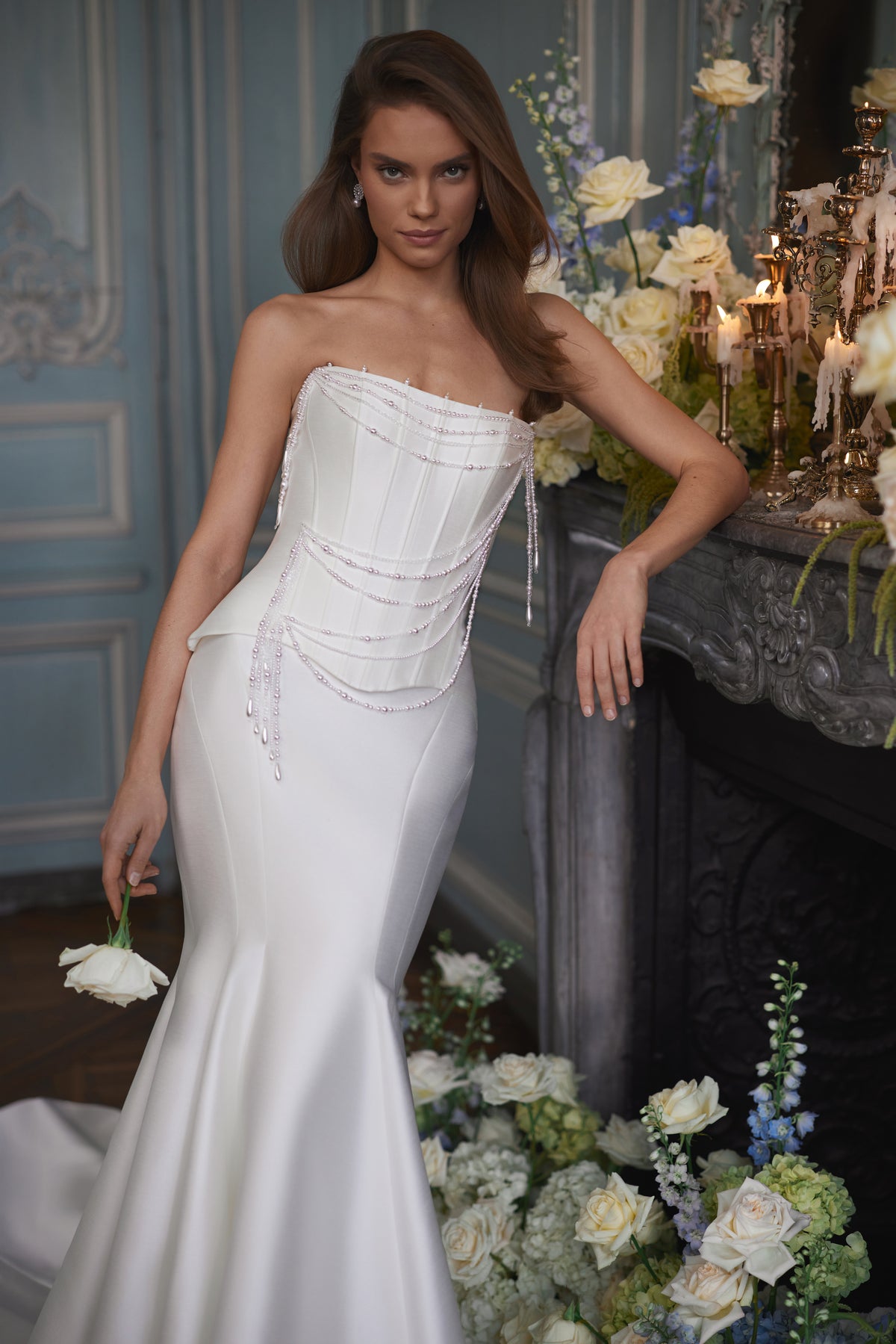 Brautkleid Armance aus Satin mit Perlendrapierung, seitliche Ansicht des Rocks in A-Linie