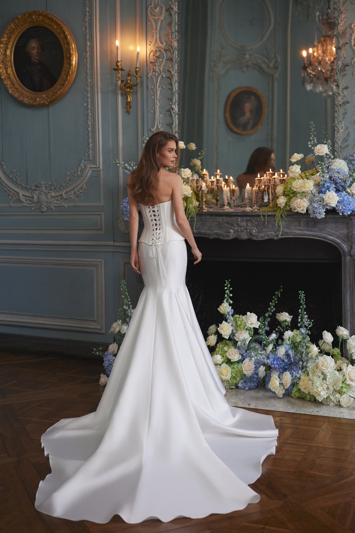 Brautkleid Armance, Corsage mit Perlensträngen über der Schulter, Detail von Oberteil und Ausschnitt