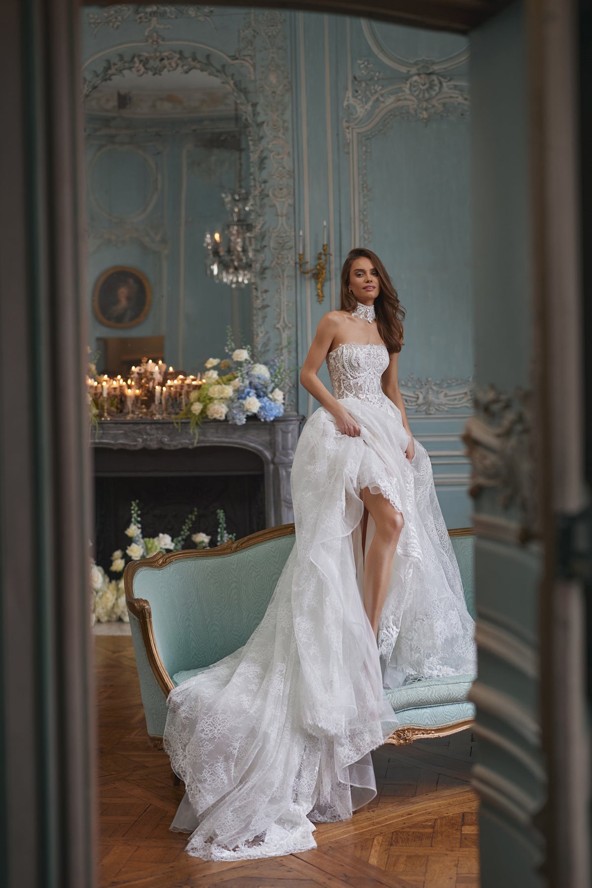 Brautkleid Barbarella mit Choker im Salon, trägerlose Spitzencorsage und Spitzenrock mit Schlitz