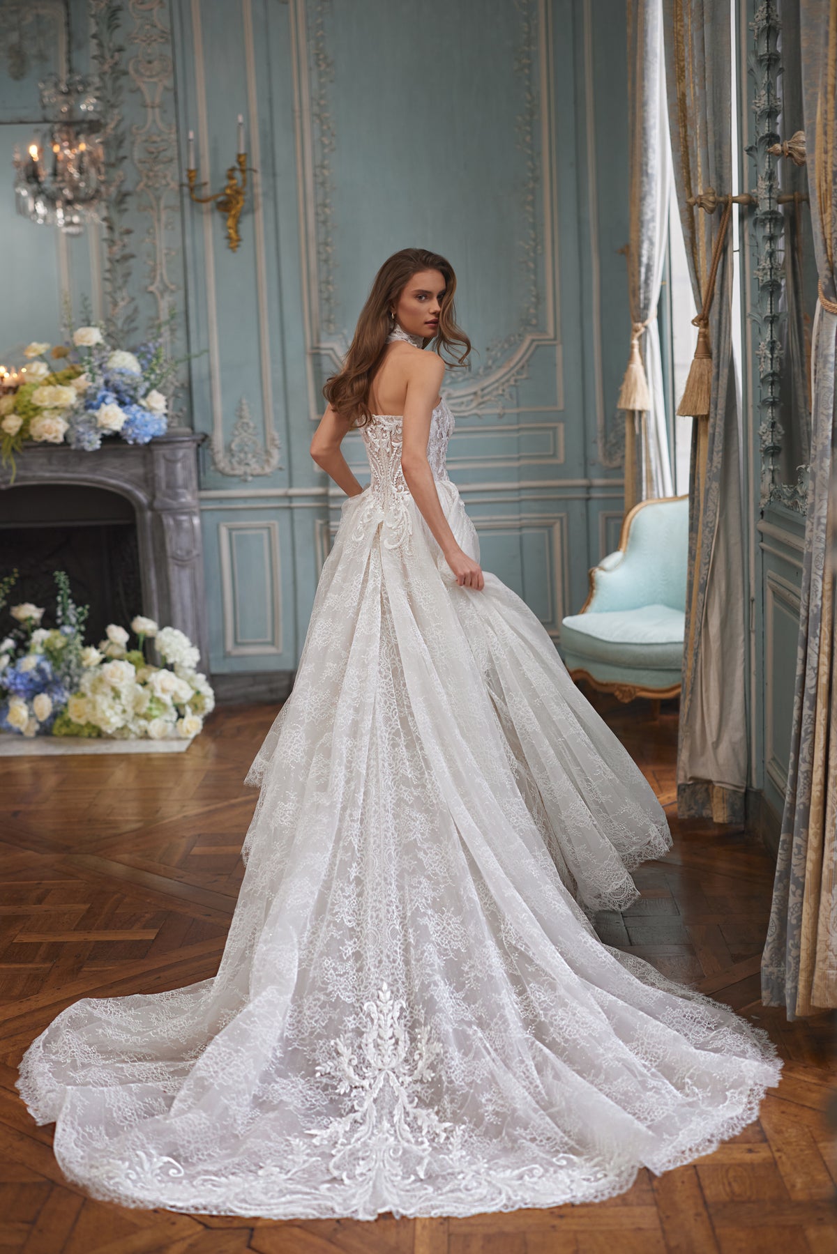 Brautkleid Barbarella von hinten mit Choker, geschnürte Corsage und lange Spitzenschleppe