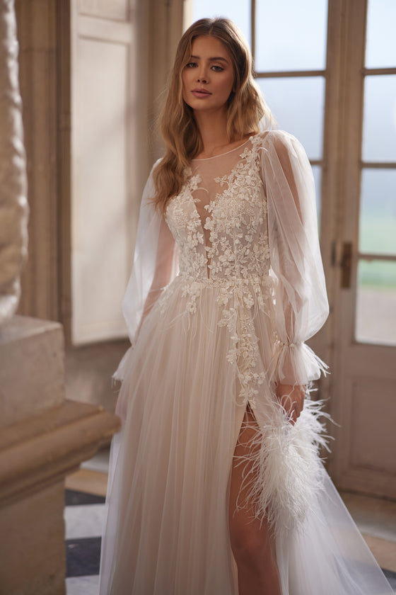 Brautkleid Blair, transparente Blumencorsage und hoher Beinschlitz mit Federbesatz
