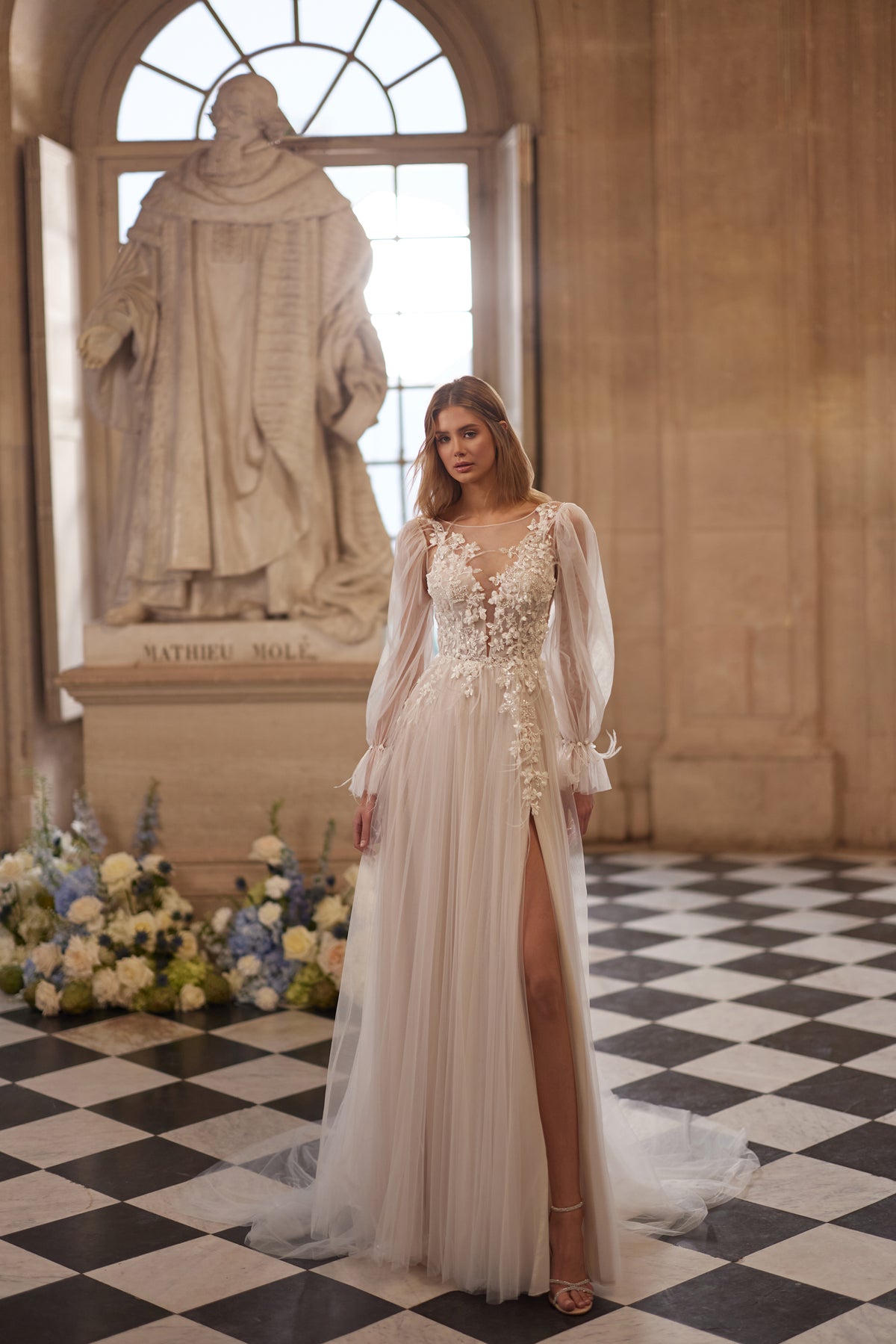 Brautkleid Blair in ganzer Länge im Schlosssaal, A-Linie aus Tüll mit weiten Ärmeln