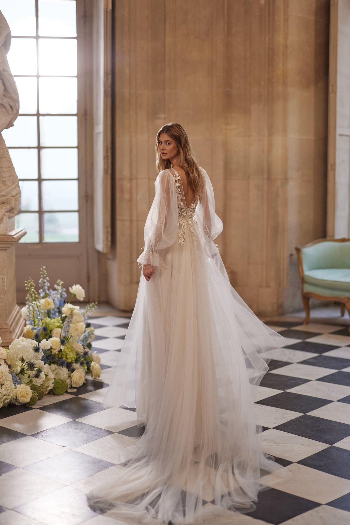 Brautkleid Blair von hinten: Knopfleiste am Rücken, voluminöse Ärmel und Tüllschleppe
