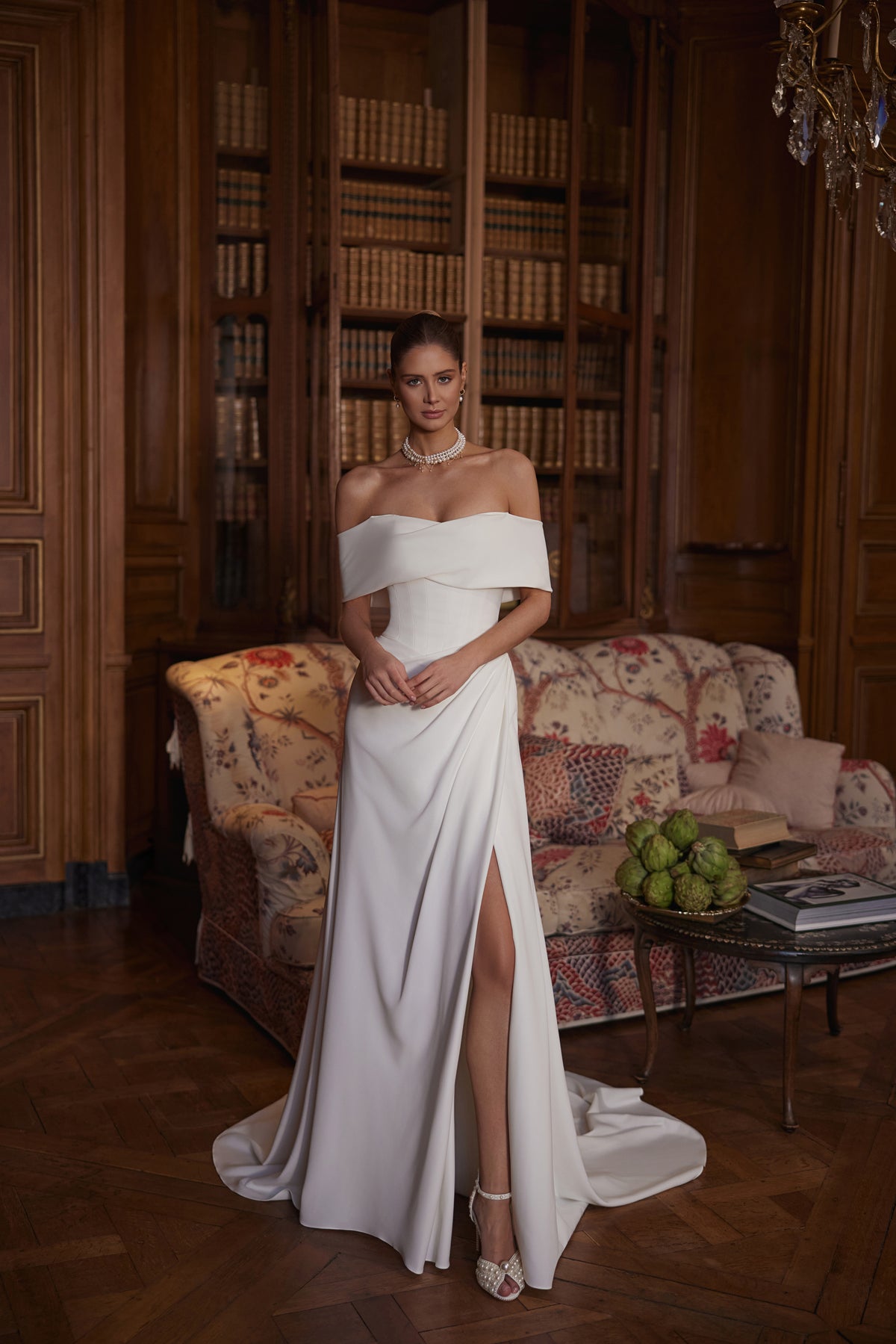 Brautkleid Calliope in A-Linie aus Satin mit breitem Off-Shoulder-Ausschnitt und Schlitz, Vorderansicht