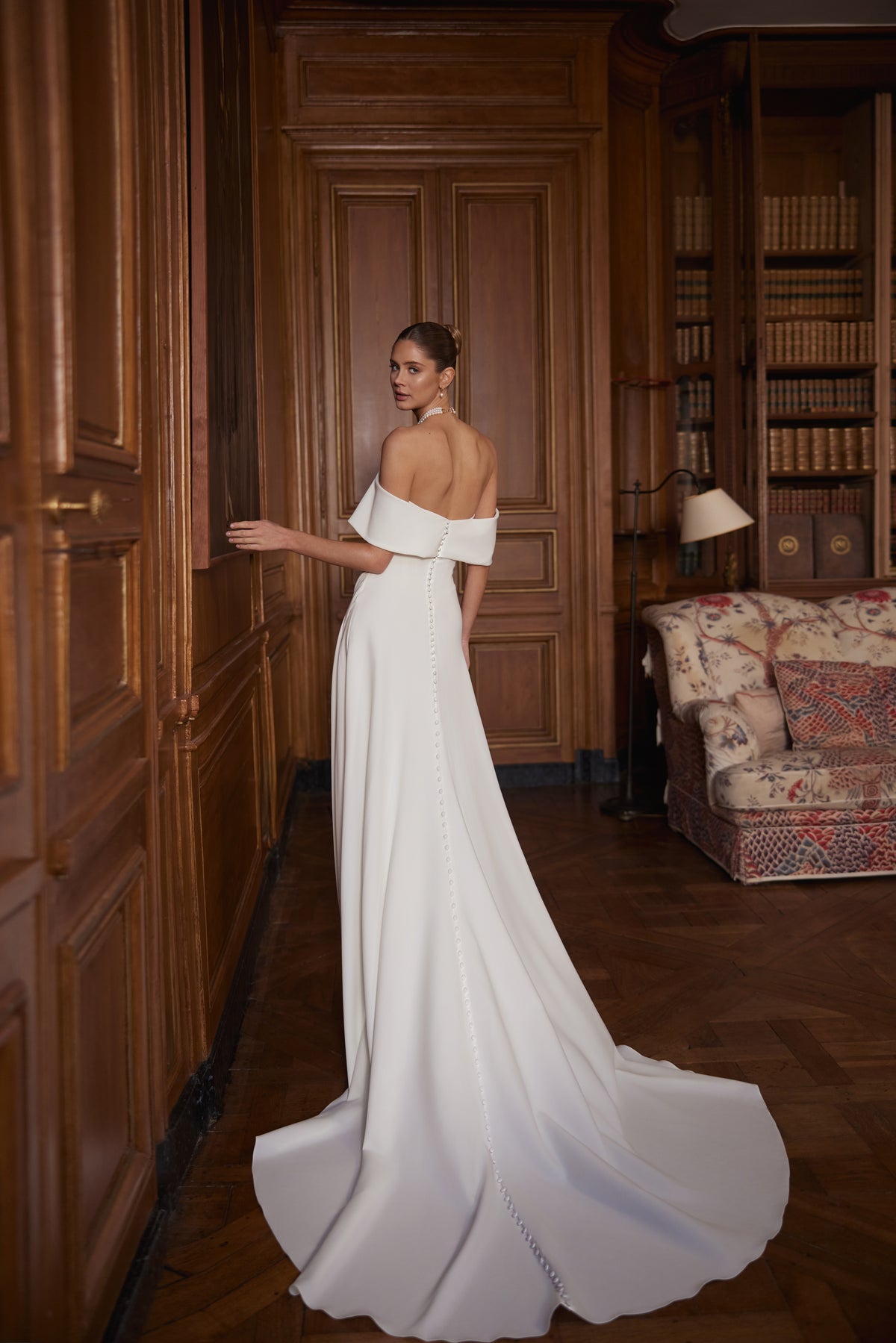 Brautkleid Calliope von hinten in ganzer Länge, Knopfleiste am Rücken und ausgebreitete Satin-Schleppe