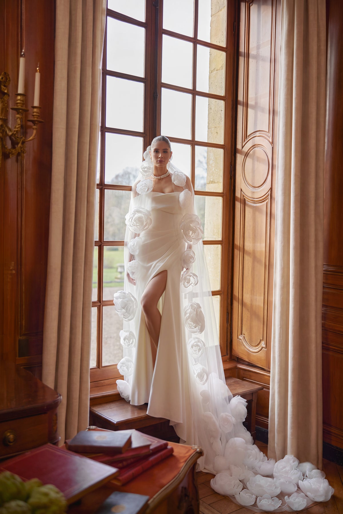 Brautschleier Calliope aus Tüll mit großen Stoffrosen, bodenlang über dem Satin-Brautkleid, Ganzfigur