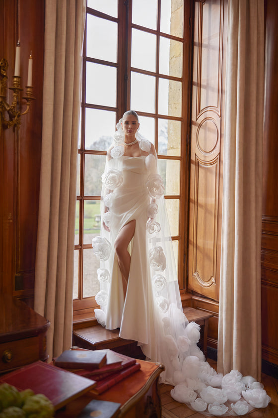 Brautschleier Calliope aus Tüll mit großen Stoffrosen, bodenlang über dem Satin-Brautkleid, Ganzfigur
