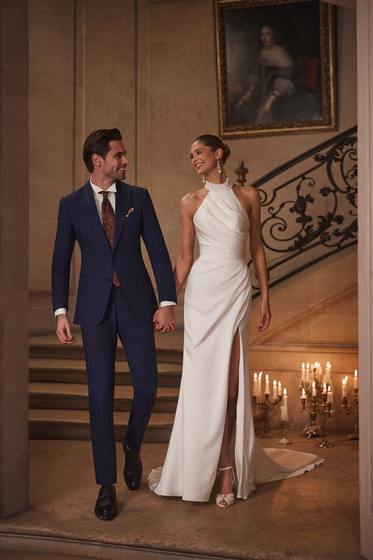 Brautkleid Camilla neben dem Bräutigam, schmale Satinsilhouette mit Beinschlitz