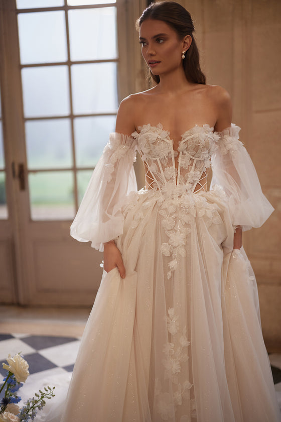 Brautkleid Celestine mit transparenter Corsage, 3D-Blüten und Puffärmeln, Vorderansicht als Halbfigur