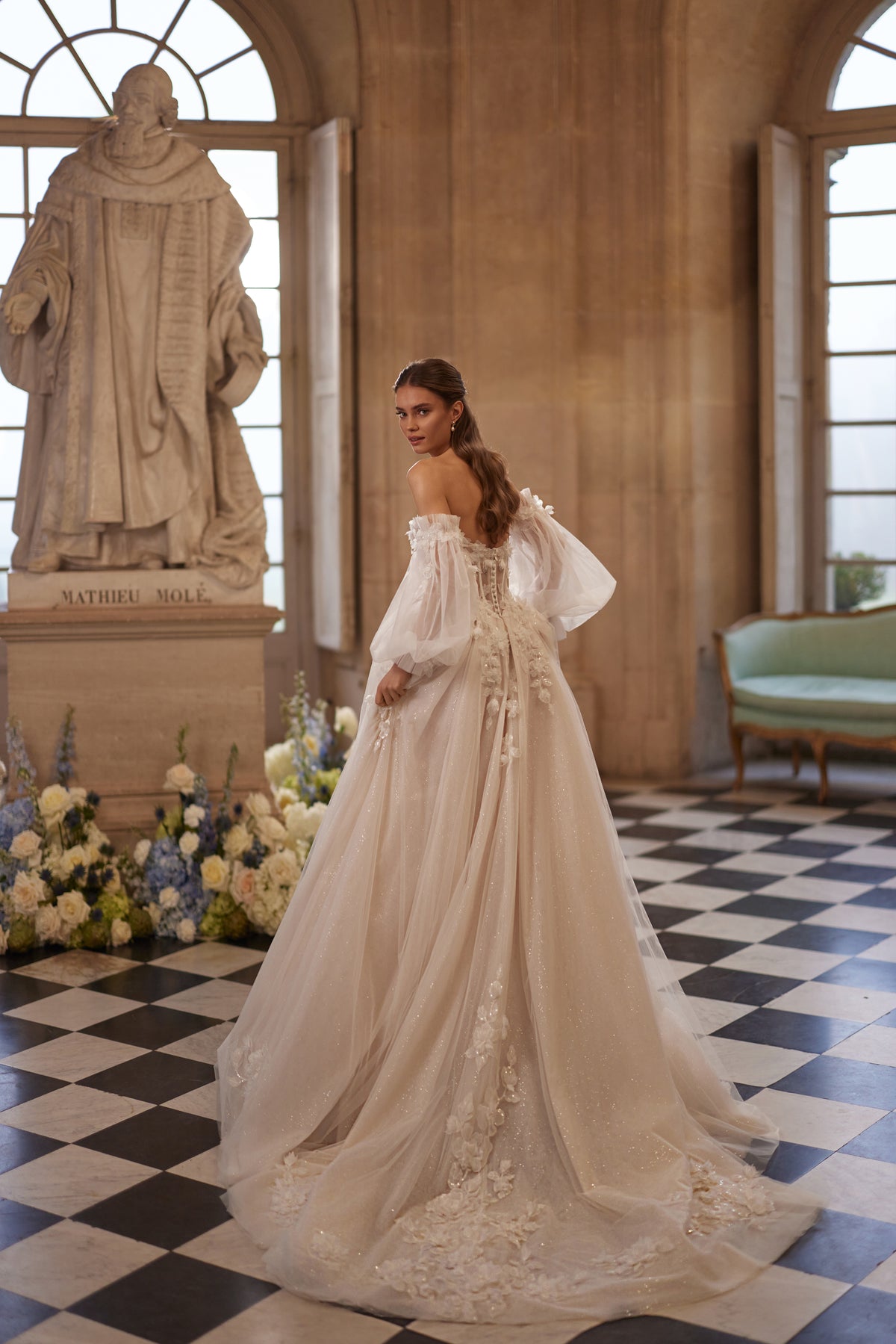 Brautkleid Celestine von hinten: A-Linien-Rock aus Tüll mit Spitze auf der Schleppe und Puffärmeln