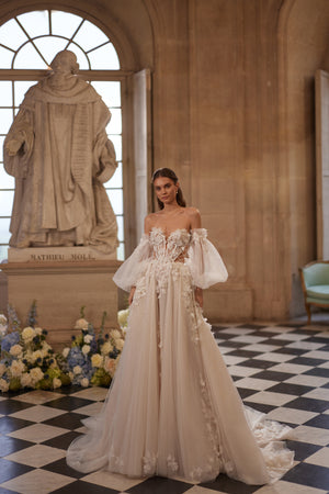 Brautkleid Celestine in ganzer Figur von vorn, A-Linie mit schulterfreien Ärmeln und Blütenapplikationen