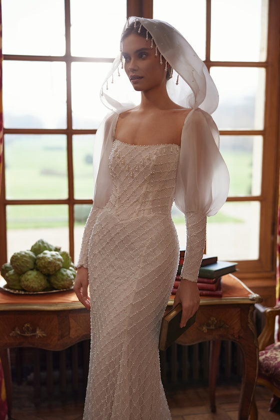 Brautkleid Chanin mit trägerlosem Ausschnitt und perlenbesticktem Oberteil, Detail von vorn