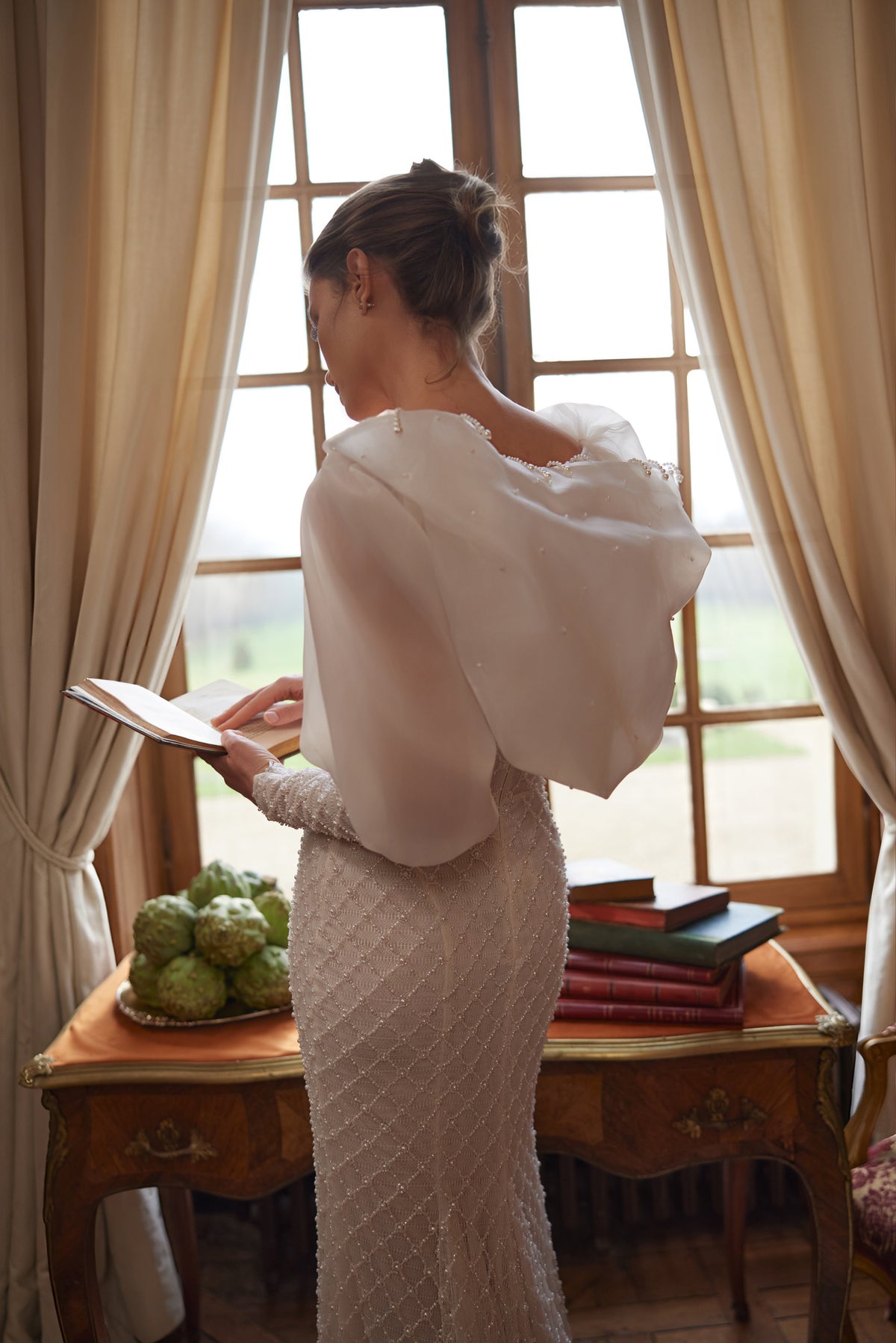 Brautkleid Chanin, perlenbestickte schmale Silhouette, seitliche Ansicht in ganzer Länge